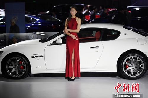 11月9日，2017第14屆中國西南（昆明）國際汽車博覽會在昆明滇池國際會展中心開展，市民欣賞了一場汽車盛宴。會展現(xiàn)場還展出了新能源汽車及機(jī)車。<a target='_blank' href='http://www.chinanews.com/'>中新社</a>記者李進(jìn)紅攝