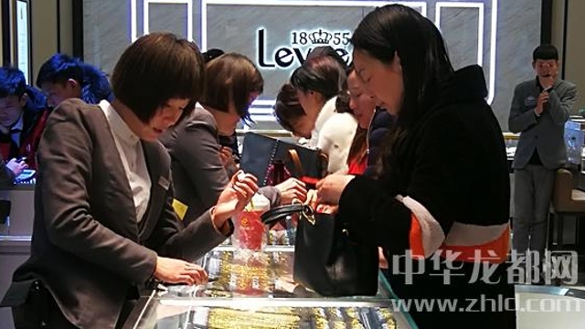 臨近春節(jié)，周口消費(fèi)市場(chǎng)紅似火