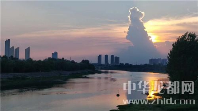 為了這朵云，周口人聚集在大慶路橋上……
