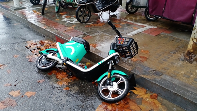 請(qǐng)把車子放好吧！