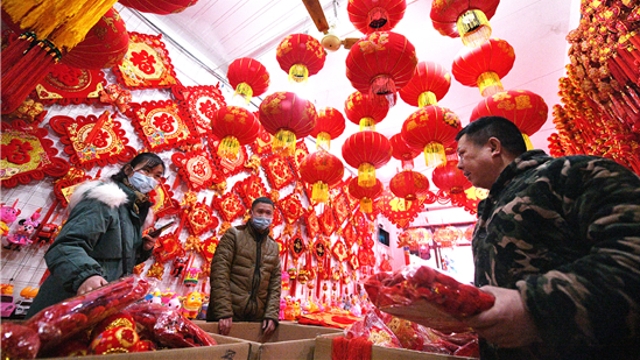 新年到！紅燈籠對(duì)聯(lián)市場(chǎng)俏