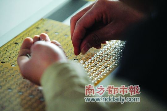 工人忙著安裝用于燈具發(fā)光的LED燈珠,這類(lèi)工作處于LED燈具生產(chǎn)的最下游。資料圖 工人忙著安裝用于燈具發(fā)光的LED燈珠,這類(lèi)工作處于LED燈具生產(chǎn)的最下游。資料圖