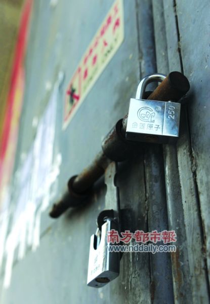 生產(chǎn)LED燈具的南海丹灶帥亮五金制品廠(chǎng)大門(mén)緊鎖,老板走佬。南都記者 陳志剛 攝 生產(chǎn)LED燈具的南海丹灶帥亮五金制品廠(chǎng)大門(mén)緊鎖,老板走佬。南都記者 陳志剛 攝