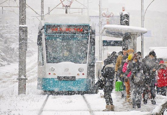 冬季，大連市民在雪中等候202路鐺鐺車 新華社發(fā)(呂文正 攝) 
