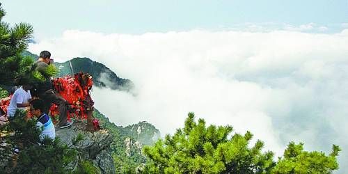  廬山云霧變幻莫測，常常轉(zhuǎn)瞬間便換了模樣。